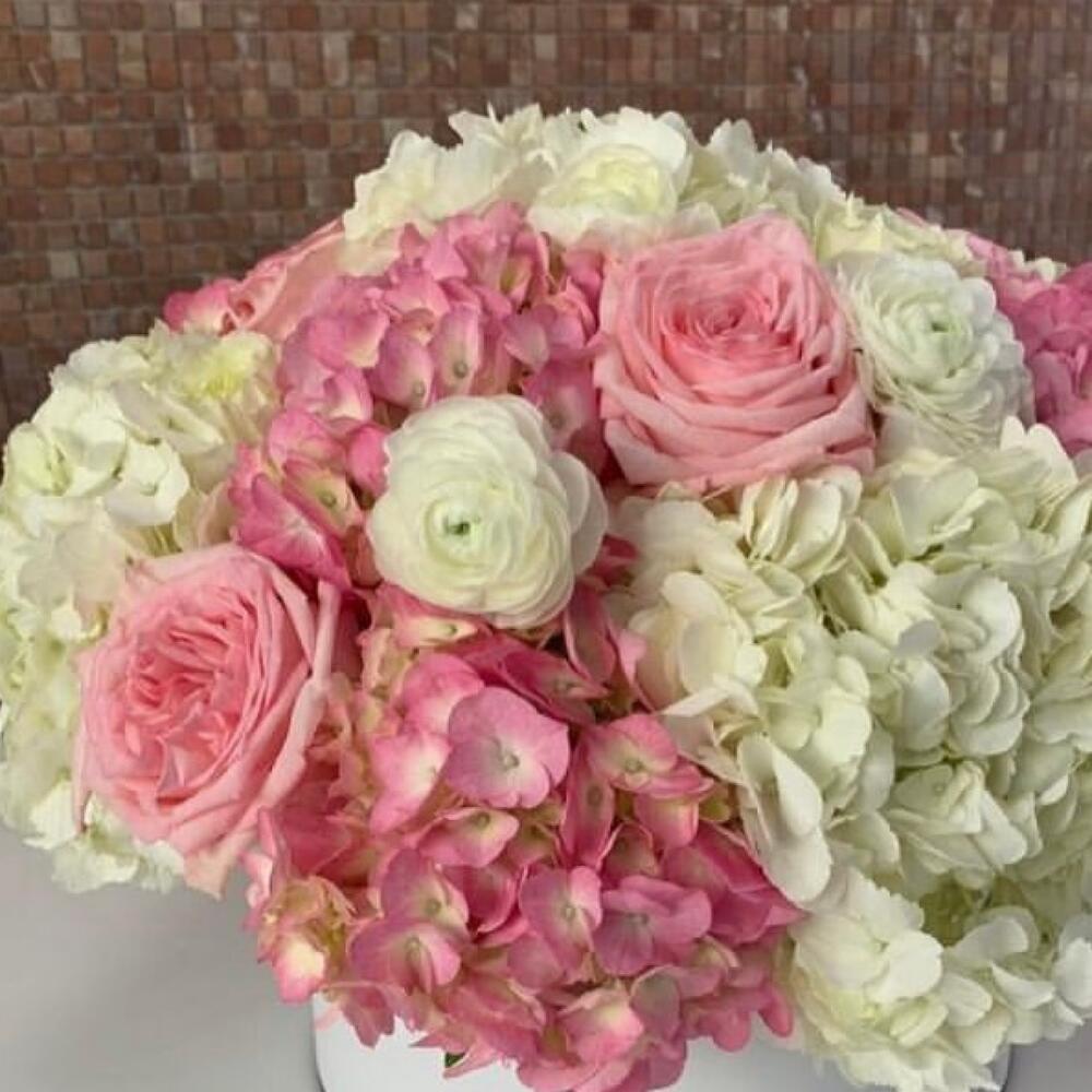 Авторская композиция из гортензий, роз и ранункулюсов в шляпной коробке