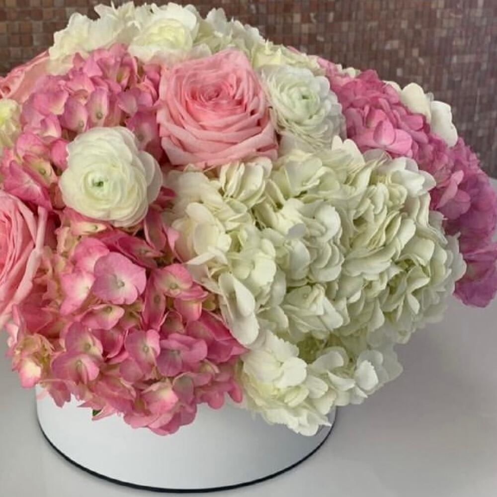 роз и ранункулюсов в шляпной коробке роз и ранункулюсов в шляпной коробке