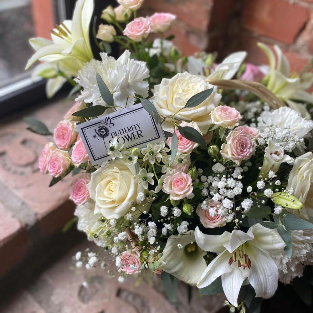 Букет из лилий, гортензии, эустомы, роз, гвоздики и гипсофилы в корзине 