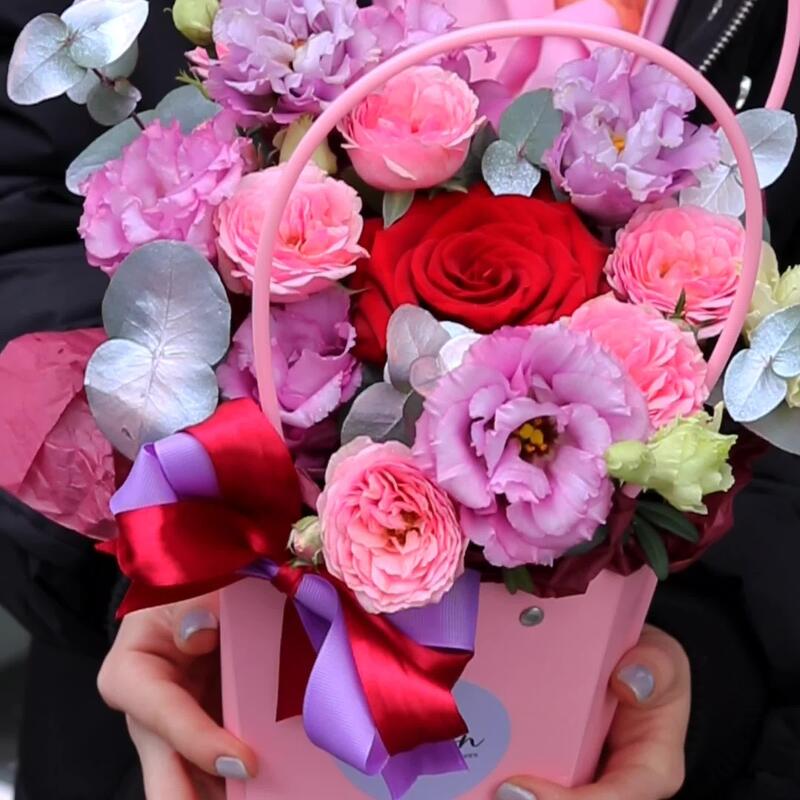 Яркий комплимент: яркие цветы в сумочке (лизиантус, красная роза, пионовидная кустовая роза"