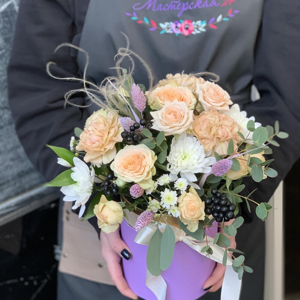 Шляпная коробка с ягодами и сухоцветами