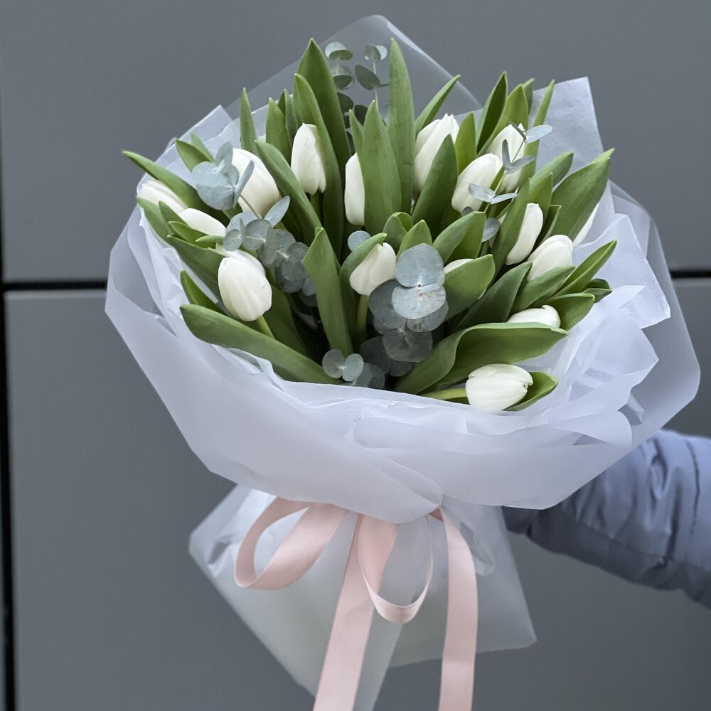 Букет Фейерверк из тюльпанов и эвкалипта